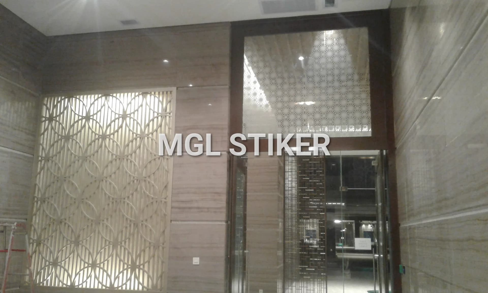 Aplikasi sticker sandblast MGL Stiker pada panel kaca di ruangan modern dengan motif geometris bintang, menunjukkan keunggulan cutting sticker untuk privasi dan estetika interior. Aplikasi sticker sandblast MGL Stiker pada panel kaca di ruangan modern dengan motif geometris bintang, menunjukkan keunggulan cutting sticker untuk privasi dan estetika interior.