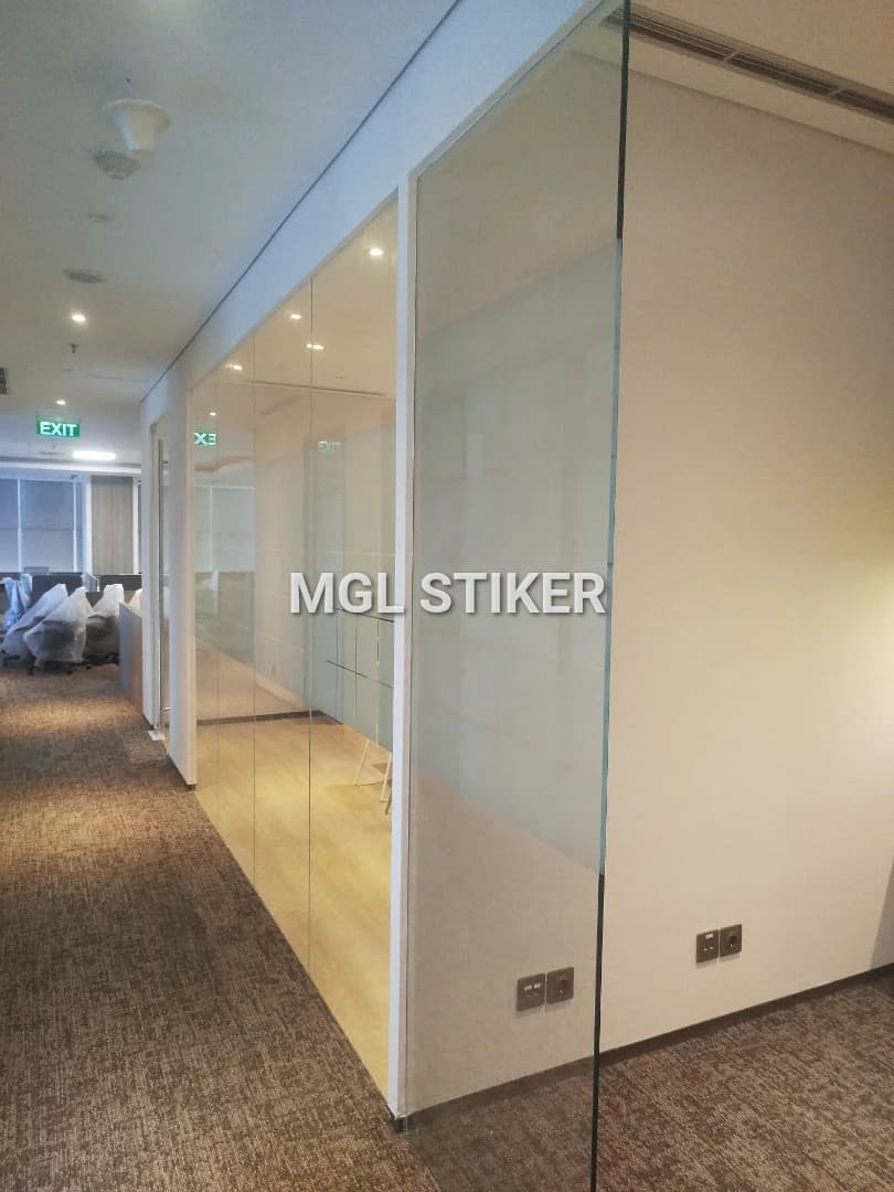 Partisi kaca di kantor yang telah dipasang stiker sandblast Adaro oleh MGL Stiker, menciptakan privasi yang elegan. Kami menyediakan stiker sandblast dan cutting stiker berkualitas untuk kebutuhan desain interior Anda. Partisi kaca di kantor yang telah dipasang stiker sandblast Adaro oleh MGL Stiker, menciptakan privasi yang elegan. Kami menyediakan stiker sandblast dan cutting stiker berkualitas untuk kebutuhan desain interior Anda.