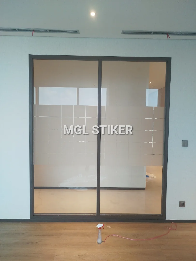 Aplikasi stiker sandblast motif kotak pada pintu kaca interior untuk proyek Adaro Sandblast. Cutting stiker sandblast dari MGL Stiker ini menciptakan privasi dan sentuhan modern di ruangan. Aplikasi stiker sandblast motif kotak pada pintu kaca interior untuk proyek Adaro Sandblast. Cutting stiker sandblast dari MGL Stiker ini menciptakan privasi dan sentuhan modern di ruangan.