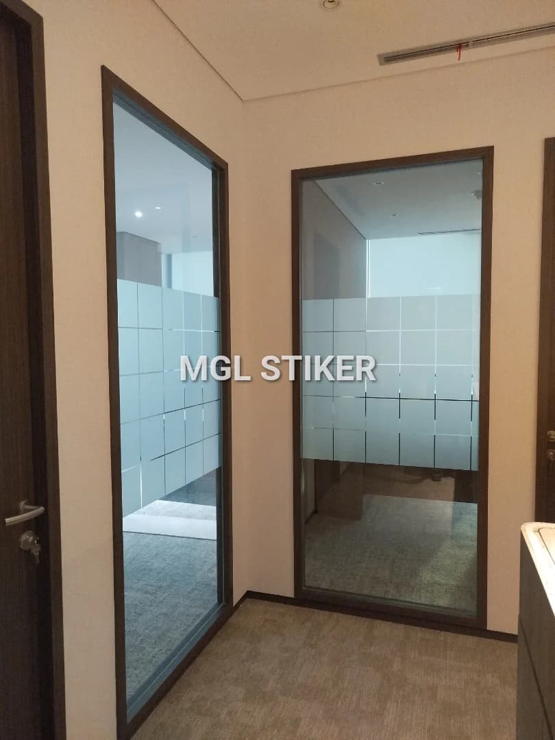 Stiker sandblast dengan motif kotak-kotak pada dua pintu kaca partisi di interior kantor Adaro, memberikan kesan privasi dan modern. Dikerjakan oleh MGL Stiker, spesialis cutting stiker untuk perkantoran.