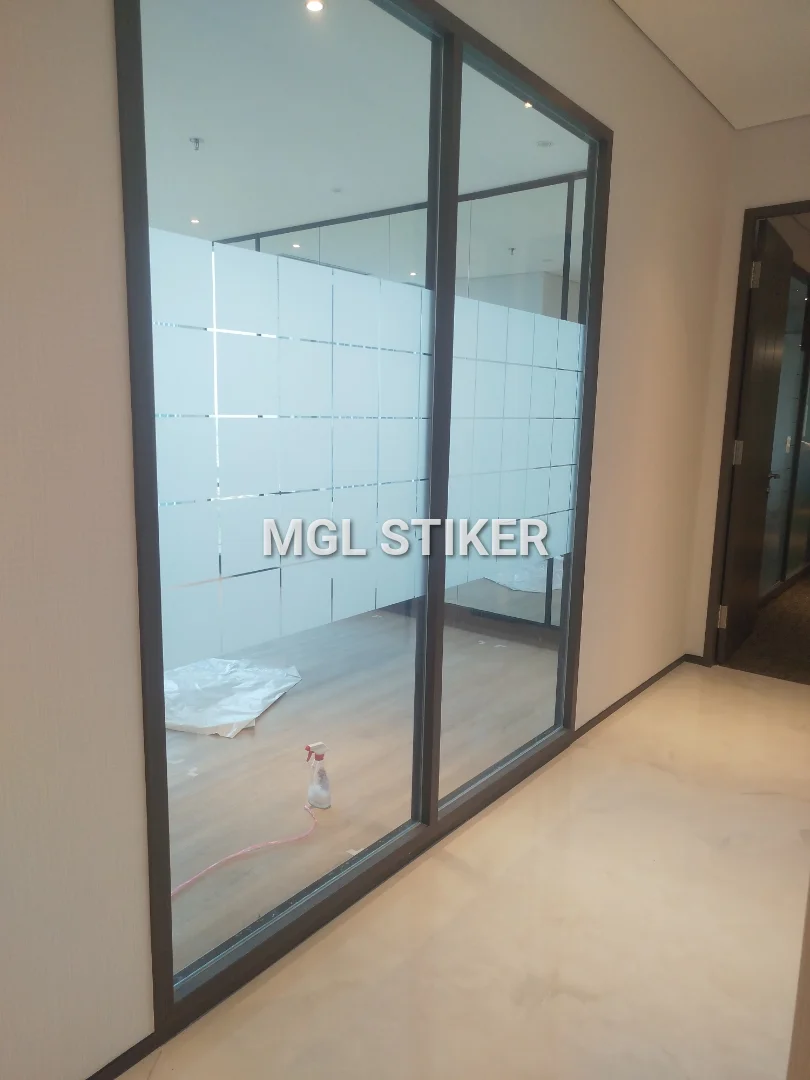 MGL Stiker memasang stiker sandblast cutting dengan motif kotak modern pada partisi kaca ruangan kantor di proyek Adaro Sandblast. Solusi stiker sandblast ini memberikan privasi sekaligus tampilan profesional. MGL Stiker memasang stiker sandblast cutting dengan motif kotak modern pada partisi kaca ruangan kantor di proyek Adaro Sandblast. Solusi stiker sandblast ini memberikan privasi sekaligus tampilan profesional.