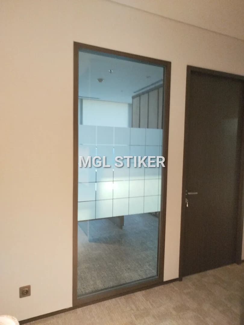 Stiker sandblast Adaro dengan desain cutting stiker kotak-kotak pada partisi kaca untuk privasi ruangan kantor. Pemasangan profesional oleh MGL Stiker.